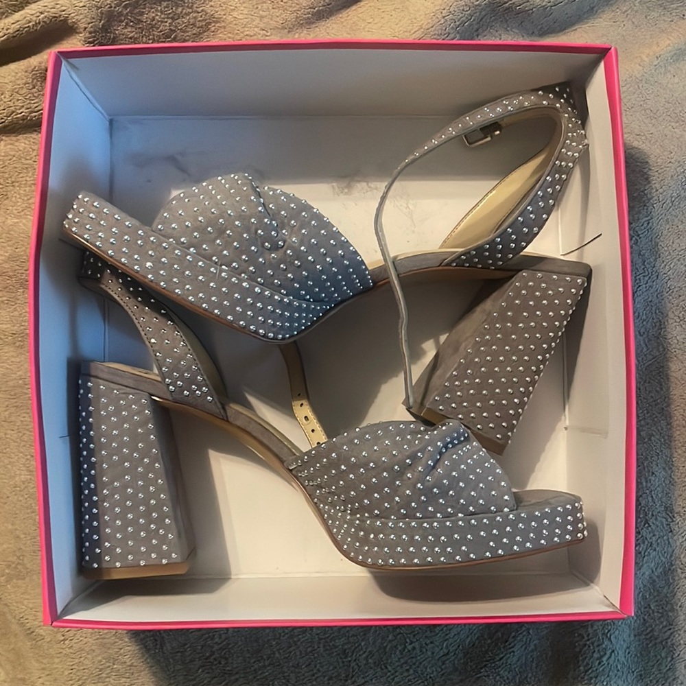 Studded block heels Vince Camuto 10M